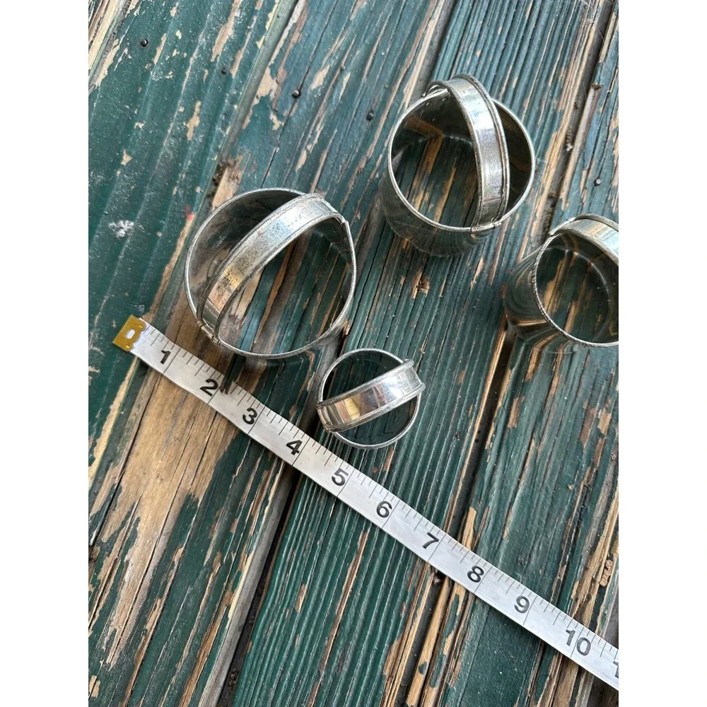 Vintage Nested Metal Biscuit Cookie Cutters Set of 4 Silver‎ Round with Handles